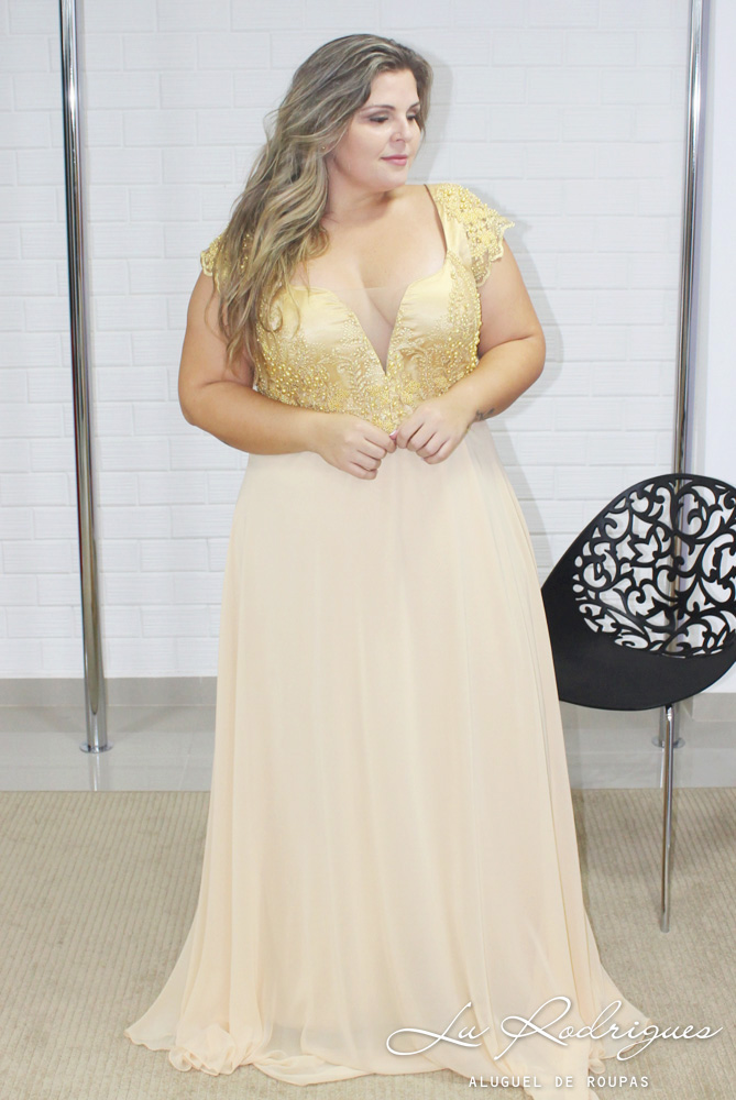 vestido de madrinha dourado plus size
