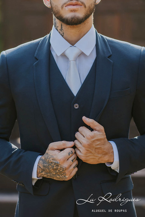 traje-noivo-casamento-2023-azul-escuro