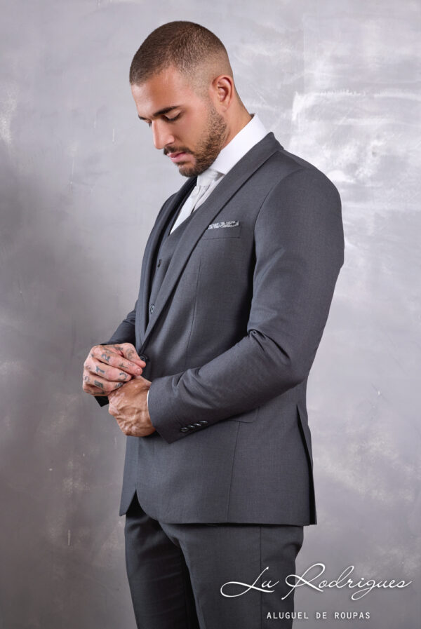 06-1-terno-noivo-casamento-bravura-cinza-chumbo
