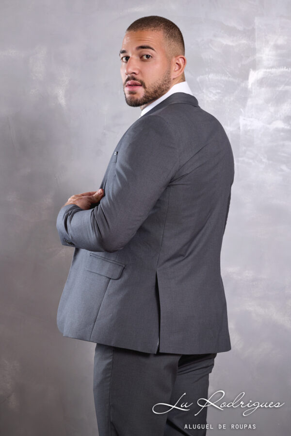 06-1-terno-noivo-casamento-bravura-cinza-chumbo