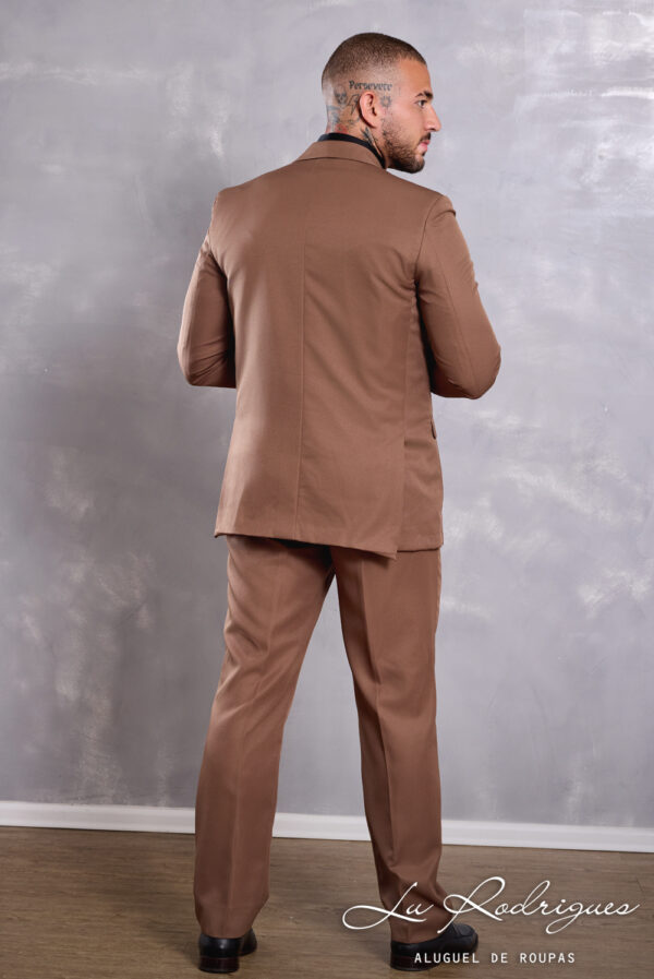 11-1-terno-noivo-casamento-bravura-marrom