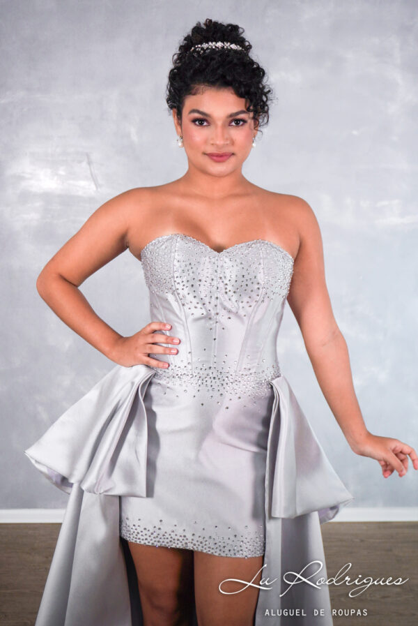 21-1-vestido-15-anos-debutante-recepcao-mullet-prata